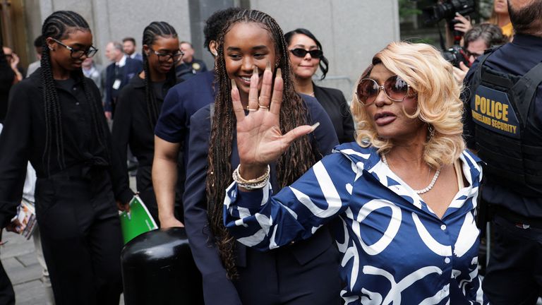 Během soudu ho podpořila rapperova matka Janice Combs. Pic: Reuters