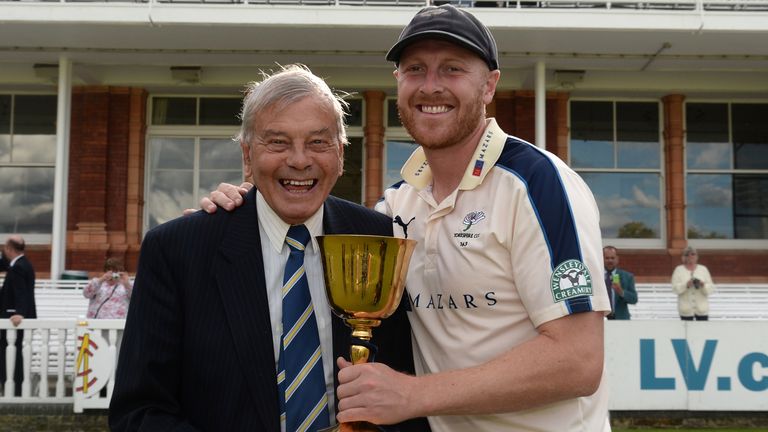 Dickie Bird a Yorkshire kapitán Andrew Gale s trofejí krajského šampionátu v roce 2015.