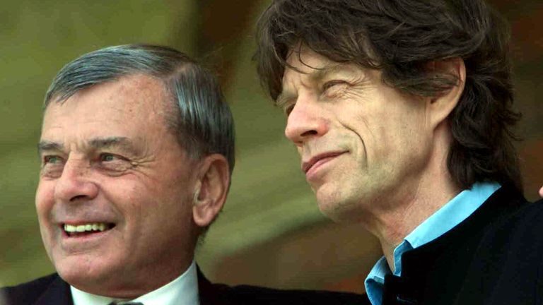 Dickie Bird s Mickem Jaggerem v oválu v roce 2000.