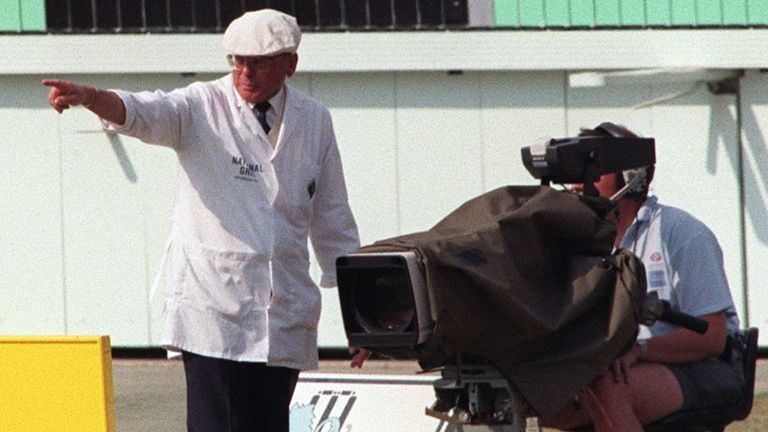 Dickie Bird vysvětlující, že světlo odrážející objektiv fotoaparátu odkládalo hráče v roce 1996.
