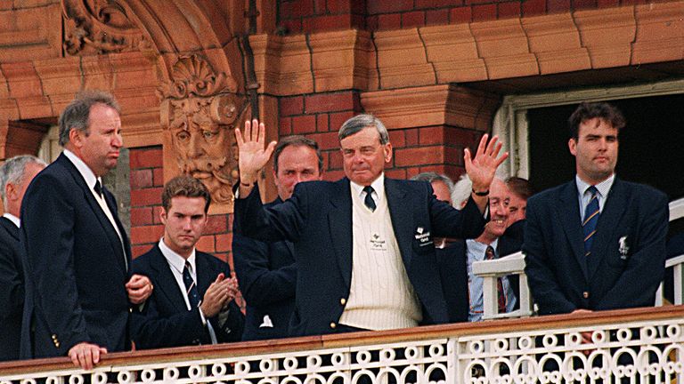 Dickie Bird uznává dav po svém posledním testovacím zápase na Lord's v roce 1996. File Pic: PA