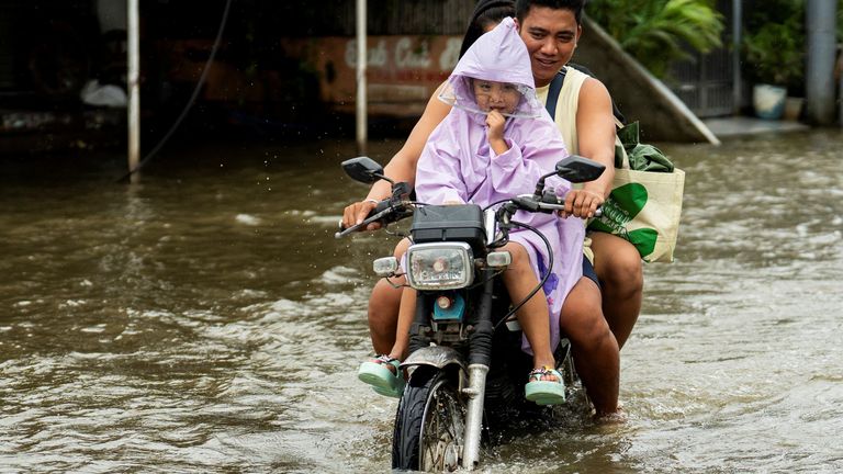 Zatopená cesta v Apalitu, provincie Pampanga, Filipíny. Pic: Reuters