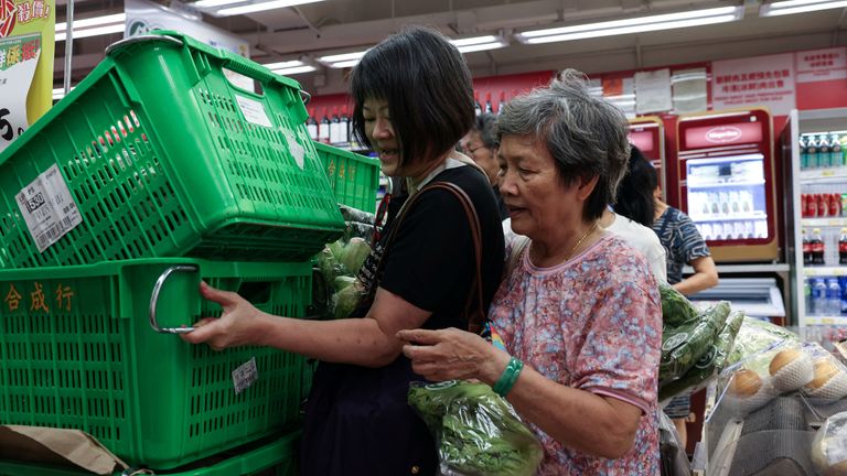 Lidé v Hongkongu na zásoby zásob. Pic: Reuters
