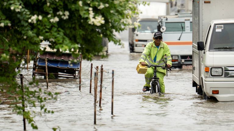 Silnice byly zaplaveny na Apalitu na Filipínách. Pic: Reuters