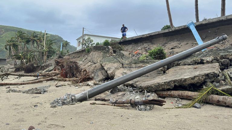 Více poškození silnic na severních Filipínách. Pic: Ap