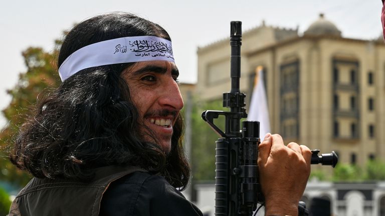 Bojovník Taliban v srpnu 2025. Obrázek: AP