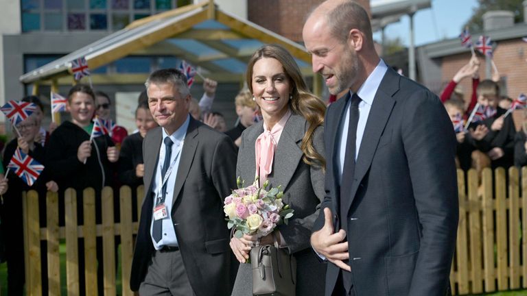 Princ a princezna z Walesu s Adrian Antell, ředitel školy na Farnborough Road Infant and Junior School. Pic: Pa