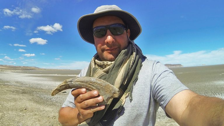Výzkumník Marcelo Luna drží dinosaurus dráp. Obrázek: Marcelo Luna přes AP