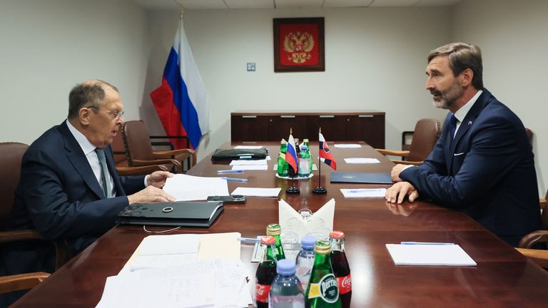 Slovenský ministr zahraničí Juraj Blanar (R) hovoří s ruským protějškem Sergei Lavrovem. Pic: Ap