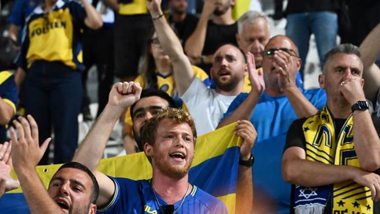 Fanoušci Maccabi Tel Aviv tleskají svůj tým po skončení zápasu. Pic: Ap