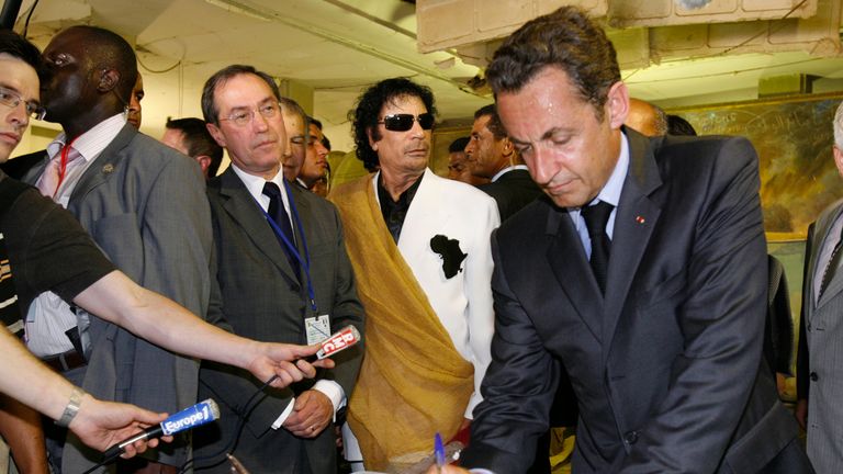 Nicolas Sarkozy (vpravo) a Muammar Kaddáfí (druhé pravice) v roce 2007. Obrázek: Reuters