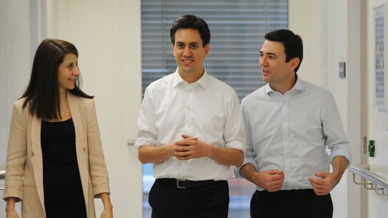 Andy Burnham s tehdejším vůdcem práva Ed Miliband a Liz Kendall v roce 2013. Obrázek: PA
