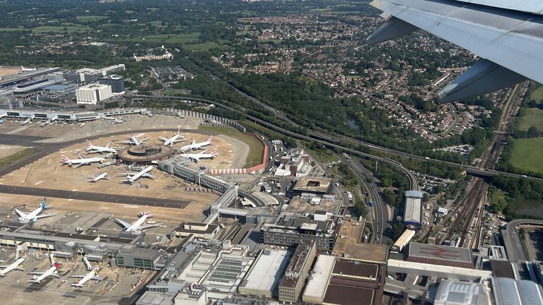 Gatwick byl v roce 2018 nucen uzavřít přistávací dráhu téměř 30 hodin. Obrázek: Reuters