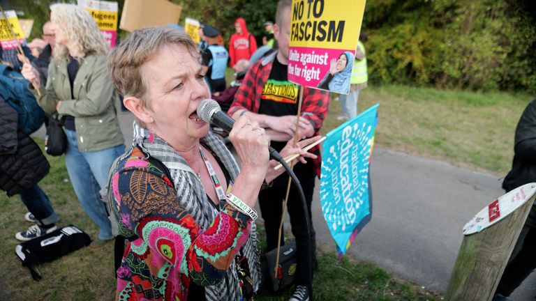 Sally Kincaid hovoří během protiopatření před hotelovým uchazeči o azyl v Leedsu