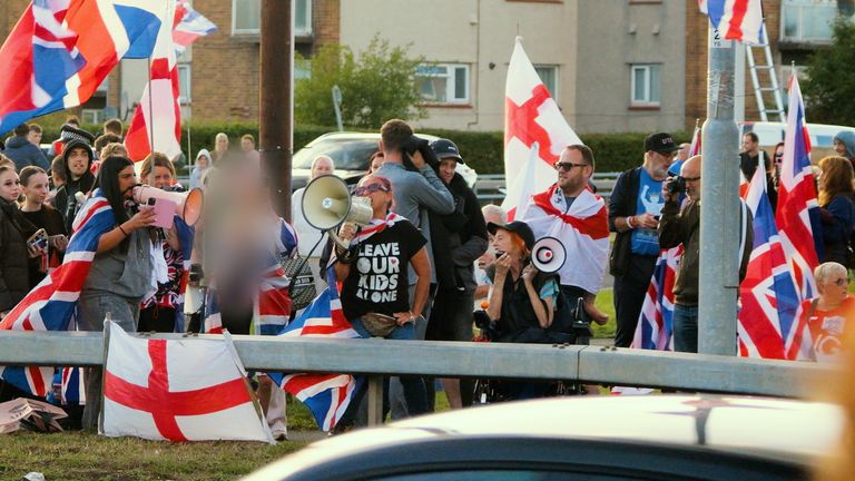 Protestující proti migrantům mimo hotel Britannia Hotel Housing Azyl v Leedsu