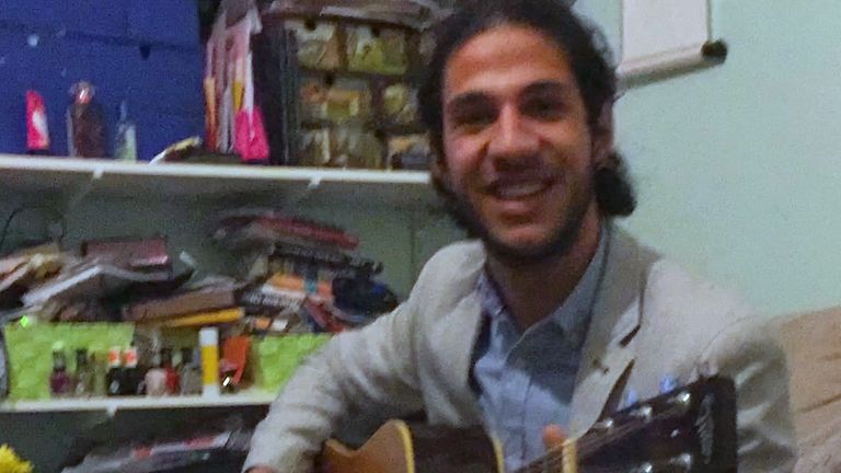 Hossein odcestoval do Velké Británie jako mladý uprchlík z Íránu, než byl podporován