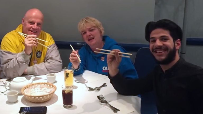 Sally Kincaid a Steve Johnston s pěstounským synem Hossein