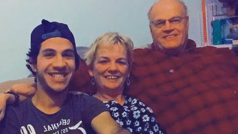 Hossein s pěstounskými rodiči Sally Kincaid a Steve Johnston