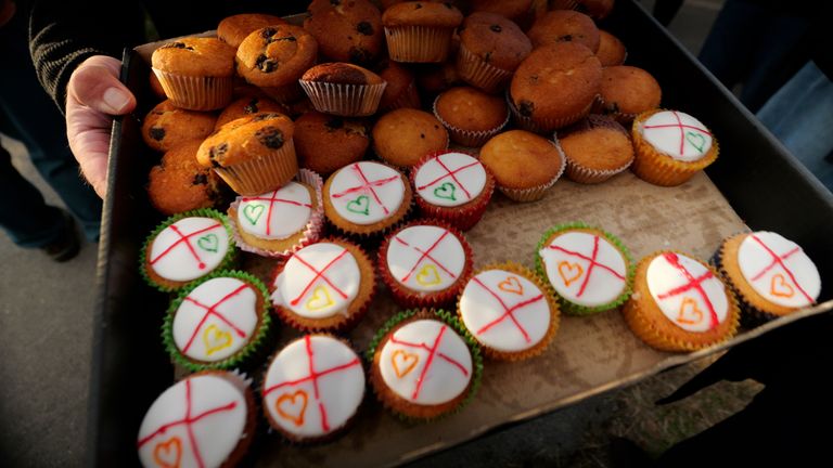 Koláče, které byly rozdávány protestujícím a protiútokům biskupem Kirkstall
