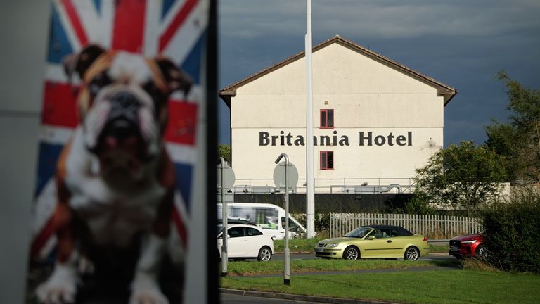 V Britannia Hotel sídlí žadatelé o azyl