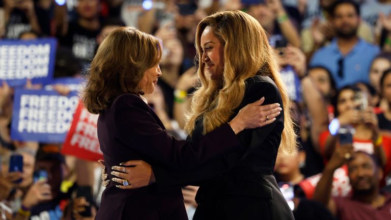 Beyonce mluví na rally Kamala Harris v říjnu 2024. Obrázek: AP
