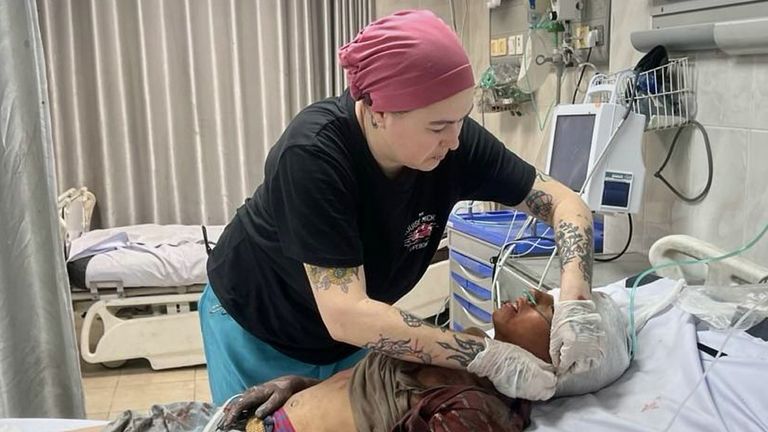 Andee Vaughan se v srpnu účastnil zraněného dítěte v nemocnici Al-Quds Hospital v Gaza City. Pic: Andee Vaughan/ap