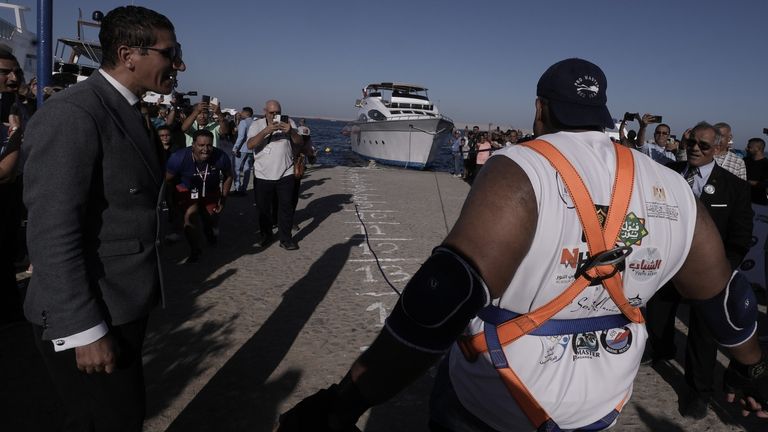 Egyptský zápasník Ashraf Mahrous vytáhne 700tunovou loď přes vodu v Red Sea Resort v Hurghadě. Pic: Ap
