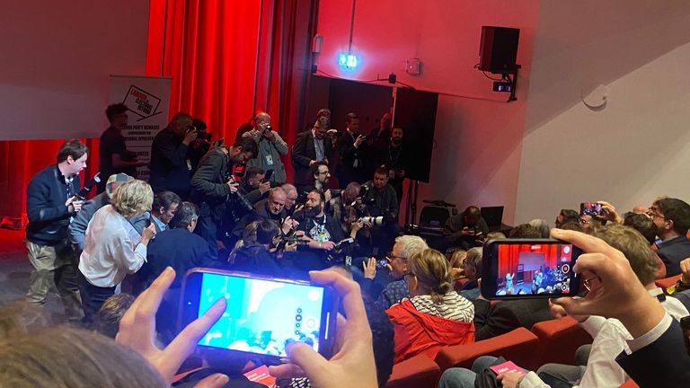 Andy Bunrham lemoval média na okraji 