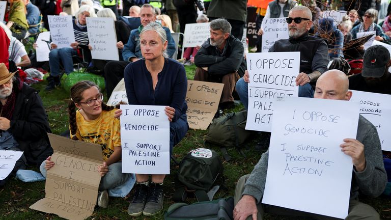 Protest „zvednout zákaz palestinské akce“ organizovaný obranou našich porot poblíž konference o Labor. Pic: Reuters