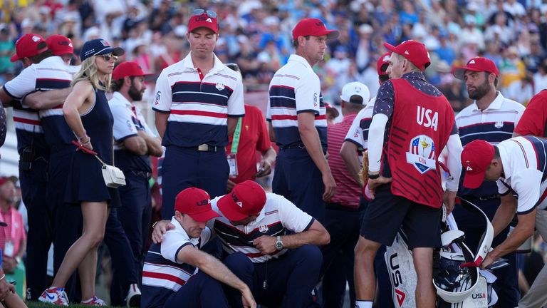 Tým USA po ztrátě turnaje. Pic: AP Photo/Matt Slocum