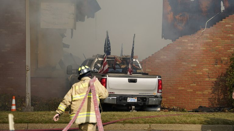 Pickup, který vrazil do budovy kostela. Obrázek: Lukas Katilius/The Flint Journal/AP