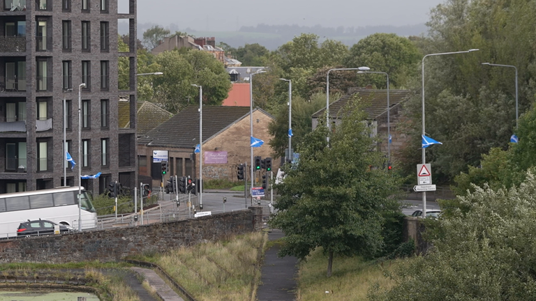 Ulice přes Glasgow se plní vlajkami visícími z lampostů