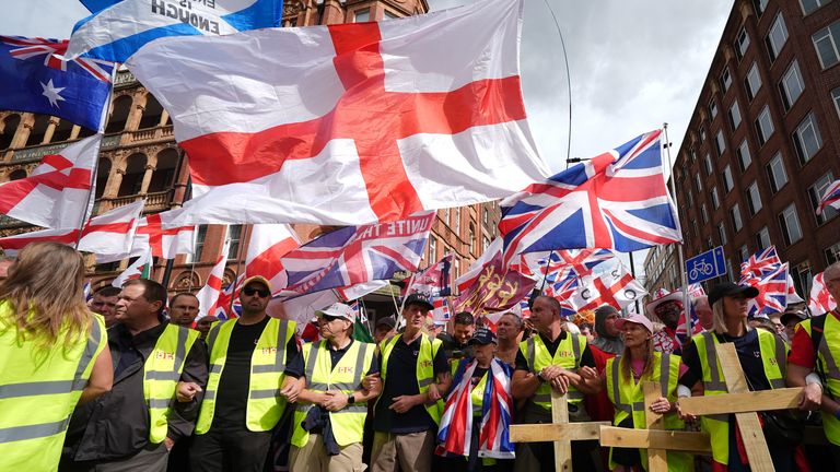 Aktivisté létají vlajky a nosí dřevěné kříže během pochodu „Unite the Kingdom“ v Londýně. Pic: Reuters