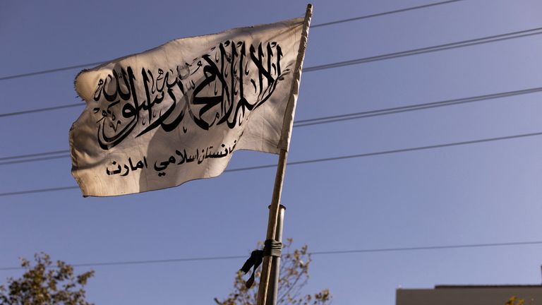 Na ulici v Kábulu visí islámský emirát z Afghánistánu. Soubor Pic: Reuters
