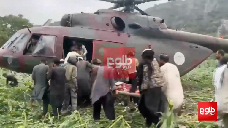 Silné zemětřesení ve východním Afghánistánu poblíž Pákistánu zabíjí stovky. Pic: Ap