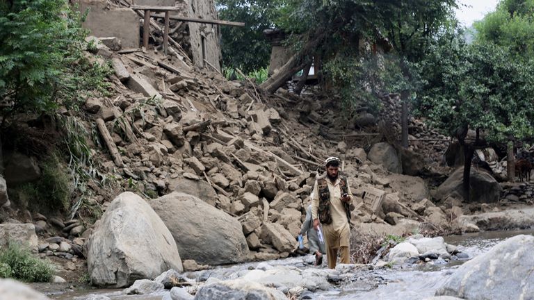 Následky zemětřesení v Mazar Dara, provincii Kunar, Afghánistán. Pic: Ap