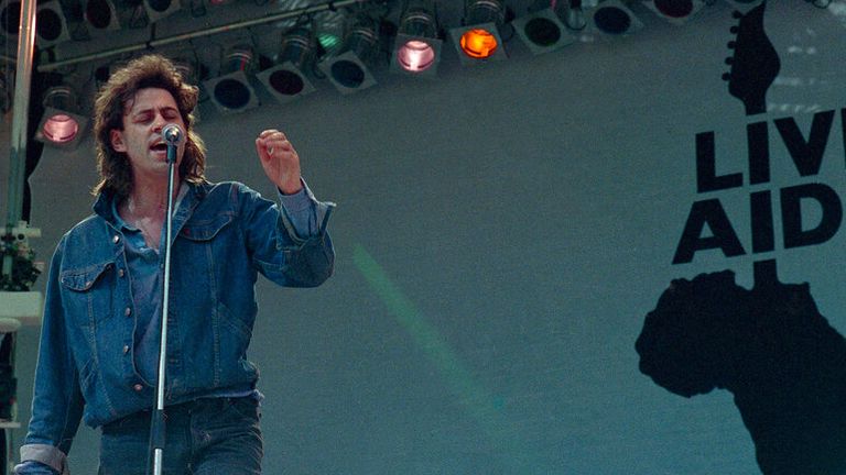 Geldof vystupuje během živé pomoci ve Wembley v červenci 1985. Obrázek: AP
