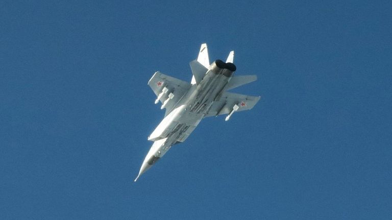 Jeden ze tří ruských stíhacích letounů MiG-31 v obrázcích sdílených švédskými ozbrojenými silami. Obrázek: Švédské ozbrojené síly