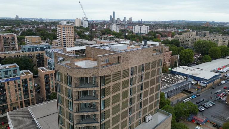 Prázdný blok 99 bytů v Actonu, West London 
