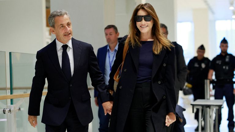 Sarkozy a jeho manželka Carla Bruni-Sarkozy. Pic: Reuters