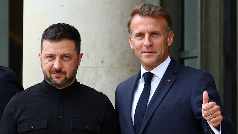 Volodymyr Zellenskyy, vlevo a Emmanuel Macron v Paříži pro čtvrteční koalici ochotného setkání. Pic: Reuters