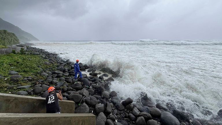 V pondělí silné vlny Basco, provincie Batanes, provincie Batanes, severní Filipíny. (AP Photo/Justine Mark Pillie Fajardo)