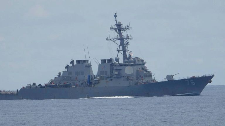 USS Higgins v Jihočínském moři v srpnu. Obrázek: Filipínská pobřežní hlídka/AP