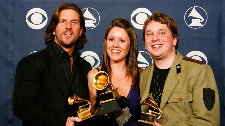 James s Hillary Lindsey a Gordie Sampsonovou na Grammys 2007. Pic: Ap