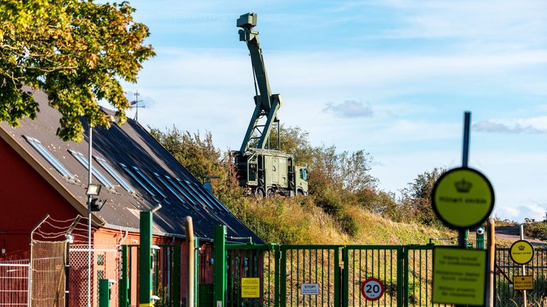 Na dánském vojenském místě je vidět instalace mobilního radaru na Amager, poblíž moře, které odděluje Dánsko a Švédsko. Pic: Ap