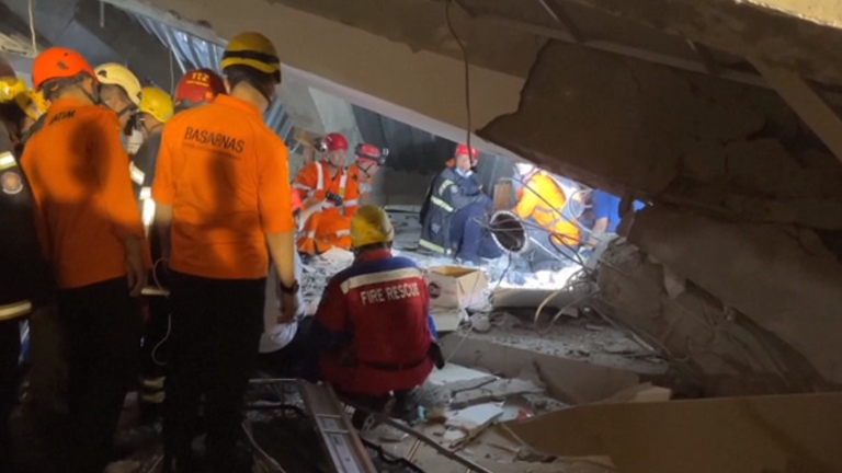 Nejméně 99 mladých je zraněno, přičemž desítky stále uvězněly. Pic: Ap