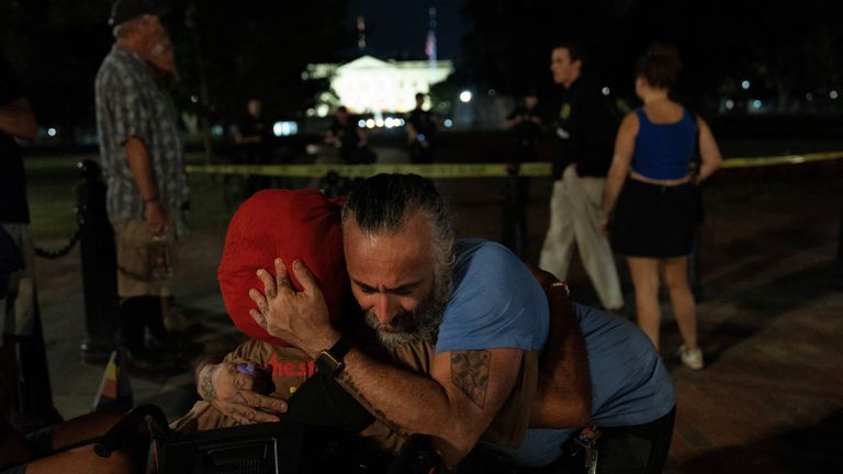 Philipos Melaku-Bello je objímám poblíž vigilie. Pic: Reuters
