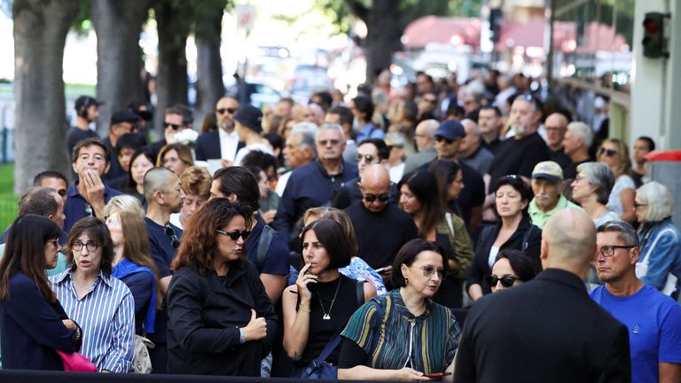 Lidé lidé mimo divadlo Armani, než vzdají úcty. Pic: Reuters