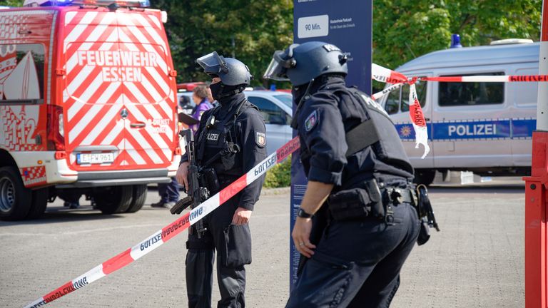 Důstojníci s bariérou poblíž scény. Pic: Ap 