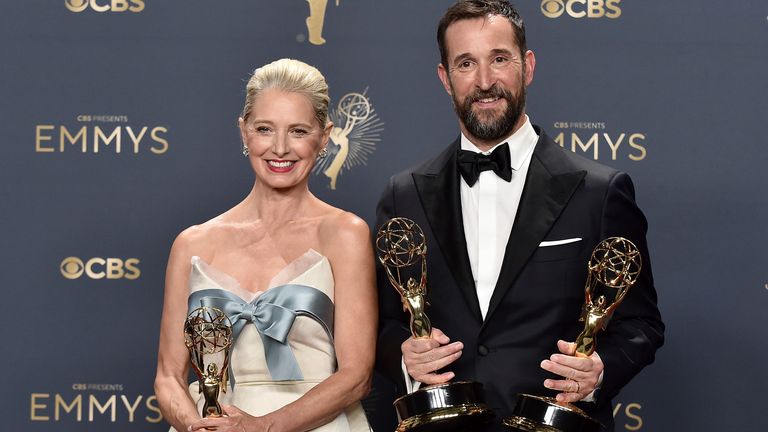 Pitt hraje Katherine Lanasa a Noah Wyle. Pic: Lisa O'Connor/Invision na televizní akademii/AP